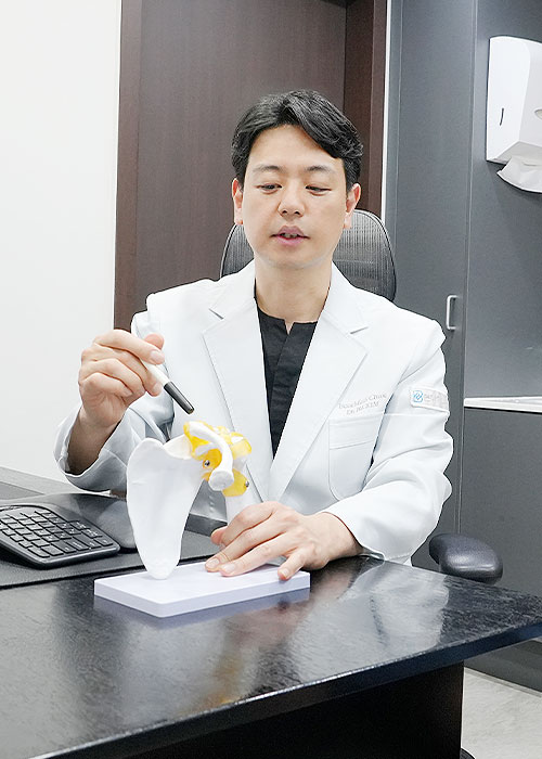 본마디의원 원장님 진료